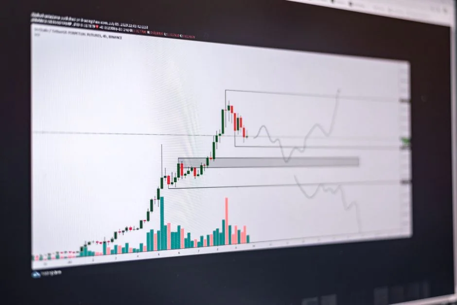 Vue de dessus d'une équipe d'entreprise analysant des graphiques et des données sur papier pour la planification stratégique.